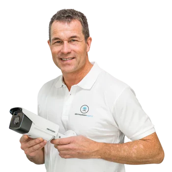 Onze installateur met beveiligingscamera